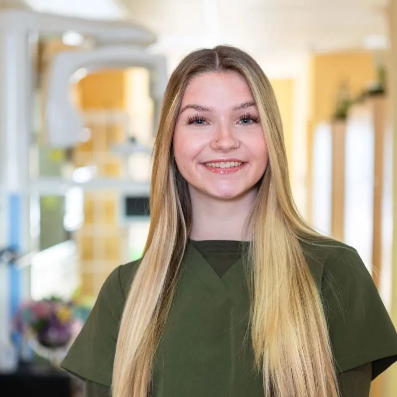 Lexi, dental assistant
